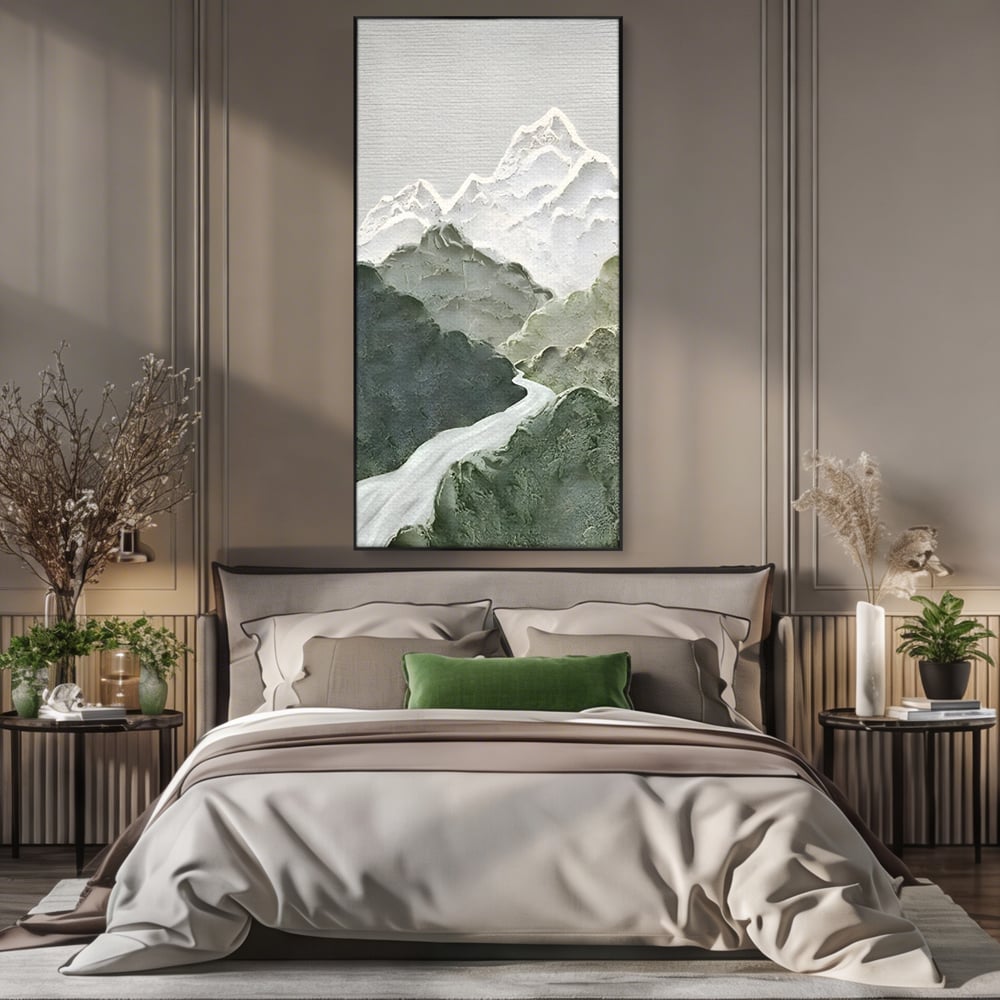Tablou canvas cu tablou canvas cu munti in relief, in rama de aluminiu negru, pe perete intr-un dormitor